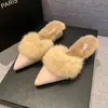 Mules quentes com forro de pelúcia estilo francês, chinelos de meia da moda para primavera e outono de 2026, mules versáteis elegantes de bico fino