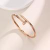 Pulseira de Unha V-Gold de Alta Qualidade e Tendência, Pulseira com Fecho Não Desbotável para Mulheres, Pulseira Elegante Incrustada com Diamantes para Mulheres