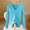 Camiseta básica de cuello en V para mujer, nuevo suéter pullover de otoño e invierno, corte ajustado y favorecedor, top de punto para usar en capas, venta al por mayor para comercio exterior