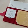 Invitación de boda de doble puerta de terciopelo burdeos con estampado dorado, invitación de boda con insignia de corona estilo europeo de acrílico dorado espejo