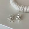 Aretes de Contraste Oro y Plata Lazo Cara Ancha Metal Hebilla para Oreja Nicho Personalidad Moda Elegantes Combinables para Mujer