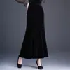 Saia de veludo dourado elegante estilo sereia para mulheres, novo estilo outono e inverno 2026, cintura alta, modelagem que afina a silhueta, saia justa com design longo fluido e elegante