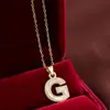 Colar Pingente de Alfabeto Inglês de 26 Letras, Elegante e Requintado, com Design Criativo, Toque de Alto Padrão, Versátil Corrente para Clavícula de Cobre Puro Atacado
