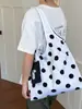 Bolso de hombro tipo tote de lunares estilo coreano ins, artístico y fresco, adecuado para las compras diarias