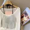 Traje de Verano Estilo Americano Chica Caliente para Mujer con Calados Plisados Protector Solar Tejido Blusa Conjunto de Dos Piezas con Tirantes Colgantes y Camisola