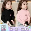 Capa base de forro polar para niña con cuello semi-alto, nuevo estilo Otoño/Invierno 2026 para niños medianos a grandes, estampado de dibujos animados, cálida capa interior superior