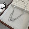 Collar de perlas de clavícula de doble capa con cadena de puntada de mariposa de pedrería súper brillante de lujo ligero a la moda, nuevo collar simple personalizado para mujer