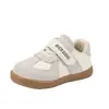 Sapatos de caminhada para bebê menina para primavera e outono, tênis de treino alemães macios para bebês, sapatos confortáveis e versáteis para crianças pequenas, sapatos simples para bebês