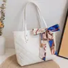 [Estilo Quente Transfronteiriço] Nova Bolsa Feminina de Comércio Exterior Bolsa Acolchoada Bordada Grande Capacidade Bolsa de Compras com Lenço de Seda