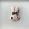 Conejo de Peluche con Botones Accesorios de Lazo Pinzas para el Cabello Fundas para Teléfono Bolsos Zapatos Calcetines Accesorios de Ropa Decoraciones DIY