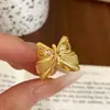 Anillo Exquisito Personalizado de Moño Café Oro Pequeño Circonita Moda Simple Diseño Único Joyería de Mano Diaria para Mujeres