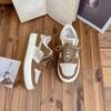Zapatillas blancas de suela gruesa con diseño de nicho estilo Hong Kong 2023, zapatillas casuales retro de verano para mujer, combinables con todo.