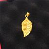 Colgante de flor de pluma de vaca de efectivo con personalidad creativa de Joker para mujer, joyería chapada en oro y arena de latón transfronterizo, al por mayor