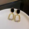 Estilo frío simple 2024 nuevos aretes aretes temperamento negro ventilador de diosa diseño compacto aretes explosión