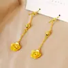 Brincos de tarraxa de flor banhados a ouro atacado luxo leve toque de alta qualidade brincos de franja longa de pérola dourada para mulheres alta retenção de cor joias de ouvido de Ano Novo