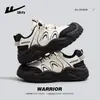 Tênis retrô feminino 2026 novo modelo de outono, sapatos brancos leves e versáteis com solas grossas e macias que aumentam a altura para esportes casuais B
