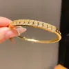 Pulsera de Triángulo de Doble Capa con Hebilla Chapada en Oro Real de 18K Circonio Cadena de Mano Versátil de Personalidad Joyería de Mano de Lujo Ligero de Alta Gama