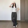 Camiseta branca de verão com decote V e manga curta para mulheres, novo estilo 2026, corte justo, valoriza a silhueta, estilo coreano, top deslumbrante