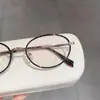 Nuevo marco de gafas de titanio chapado en oro, forma ovalada, ultra ligero, moderno, esencial para celebridades de internet, sin maquillaje para mujer, venta al por mayor desde fabricante de Danyang