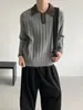 Nova coleção outono e inverno: Suéter gola polo color-block retrô, estilo old-money, para homens, exalando uma vibe sofisticada e descontraída; suéter de tricô feminino com gola virada
