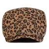 Venta al por mayor Corea del Sur 2024 nueva boina retro de ala corta con estampado de leopardo pequeño, gorra avanzada para principios de otoño, tendencia de personalidad, para mujer