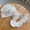 Conjunto de Chapéu e Meias para Bebê Menina - Celebração do Primeiro Mês, Flor com Laço, Proteção da Moleira