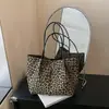 2026 Nueva Bolsa Tote Estampado de Leopardo para Mujer, Gran Capacidad, Hombro Único, de Mano, Moda, para Viajes Diarios, Informal, Versátil, Bolso Estampado para Mujer