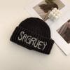 Gorro de lana negro con letras para mujer, gorro de punto cálido de invierno, protección para las orejas, gorro frío, estilo coreano, combina con todo, moderno.