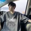 Camiseta de Manga Corta para Hombre Verano Nueva Holgada Estilo Hong Kong Versátil Cuello Redondo Camiseta Estampada de Media Manga Tendencia Marca Top