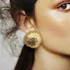 Textura de rayado de corteza media redonda francesa europea americana retro pendientes de tachuela plisados pendientes sentido lineal otoño ola geométrica