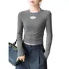 Camiseta corta de cuello redondo y manga larga para mujer, perfecta como capa interior para primavera y otoño, con corte ajustado, diseño calado y un estilo cropped moderno
