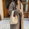Peluche Lindo 2026 Invierno Nueva Moda Versátil Simple Casual Elegante Bolso de Mano de Gran Capacidad Transfronterizo