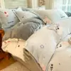 Juego de ropa de cama de cuatro piezas con forro polar, terciopelo de leche, ropa de cama cálida de invierno, sábana y funda de edredón lindas de dibujos animados, juego de tres piezas de felpa