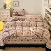 Juego de ropa de cama vintage de cuatro piezas estilo francés de terciopelo de leche con colcha, sábana acolchada de franela de doble cara engrosada para invierno y funda de edredón