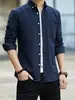 Nova camisa de manga comprida em tecido Oxford para homens, camisa básica lisa casual de negócios para primavera e outono, roupas masculinas slim fit