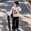Temporada de primavera y otoño: adorable chaleco con temática de oso, camisa con cuello de muñeca, conjunto versátil de pantalones anchos de retazos a cuadros - un atuendo moderno