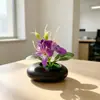 Flores artificiais de jasmim dourado em vaso de pedras para decoração de varanda de casa, flores falsas em um pequeno ornamento de bonsai plano