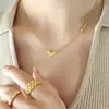 Collar con Colgante de Corazón de Melocotón con Letra en Inglés Europeo y Americano Estilo Nicho Elegante Minimalista Personalidad Acero de Titanio Chapado en Oro Sin Decoloración P799