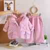 Conjunto Grueso de Terciopelo Casual para Niñas 2026 Invierno Nuevo Elegante Chaleco Cálido Conjunto de Tres Piezas Mayoreo
