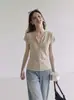 El artículo de moda popular del verano para mujer este año es el top de punto de manga corta con cuello redondo y media botonadura, que es extremadamente elegante