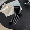 Calcetines de estilo coreano con bloques de color para mujer con etiquetas de tela y rayas, calcetines de media pantorrilla para mujer, calcetines de algodón versátiles ins de otoño, calcetines apilados retro con bloques de color