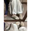 Foto real de los nuevos pantalones casuales holgados de diseño coreano para mujer de otoño 2026 con cordón en la cintura elástica y puños en los tobillos