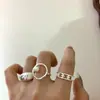 Anillo Minimalista Geométrico de Perla para Mujer, Nicho de Lujo Ligero con un Toque de Alta Gama, Diseño Irregular Hueco de Cruz, Exquisito