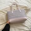 Bolsa Casual para Deslocamento de Grande Capacidade Feminina 2024 Nova Popular Bolsa de Ombro Xadrez Moda Cor de Contraste Bolsa Tote de Mão