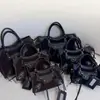 2026 Bolso de Mano para Motocicleta de Cuero de Vaca Escarchado Remachado Estilo Retro Europeo de Alta Gama Gran Capacidad de Hombro Cruzado