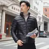 Nueva chaqueta ligera de algodón y seda para otoño e invierno para hombre, top corto casual de negocios con capucha y cuello alto, abrigo de algodón cálido para hombre