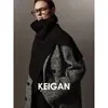 Um item essencial para criar looks estilosos: um xale de gola alta em lã merino super fina com uma fenda, oferecendo várias maneiras de usá-lo