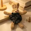 O scrunchie infantil fofo de urso com estampa xadrez azul é extremamente estiloso para prender o cabelo em um coque, proporcionando um visual sofisticado.