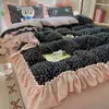 Conjunto de Cuatro Piezas Estilo Princesa Engrosado Francés Leche Polar Estampado con Volantes de Encaje Floral Encaje Grande Conjunto de Tres Piezas para Otoño/Invierno
