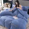 Venta al por mayor del fabricante Juego de cuatro piezas de color sólido de lujo ligero Rojo brillante Sábanas de cama bordadas para bodas Funda de edredón Algodón lavado Ropa de cama cepillada